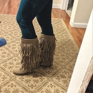Women's fringe boot